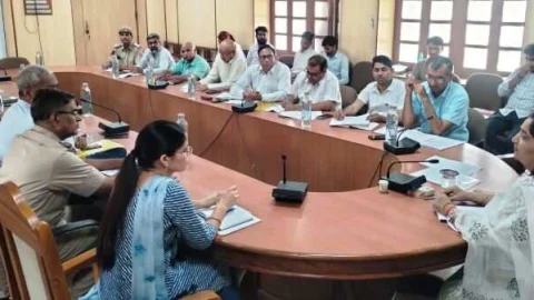 जिले में सुचारू रहे बिजली, पानी, स्वास्थ्य सेवाएं – सत्यानी