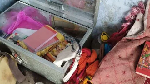 दिन दहाड़े चोरों के हौसले बुलंद, नगदी सहित मंदिर से छत्र ले गए चोर