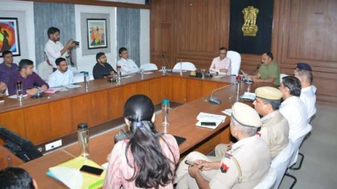 नगर परिषद एवं यूआईटी क्षेत्र में बिना अनुमति बने निर्माण कार्यों का सर्वे कर प्रभावी कार्यवाही करें – जिला कलेक्टर