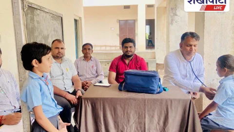 नोसरिया स्कूल में छात्रों का स्वास्थ्य परीक्षण, 3 रेफर