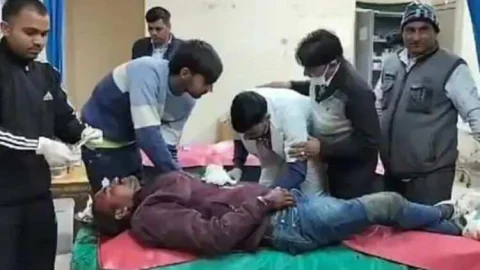 कार ने मारी बाइक को टक्कर,दो युवक गंभीर घायल