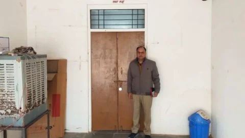 औचक निरीक्षण में ग्राम पंचायत के सभा भवन पर मिला ताला