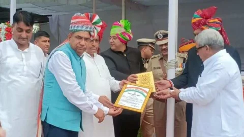 उल्लेखनीय उपलब्धियों, कार्यों एवं सेवाओं के लिए 73 हुए सम्मानित