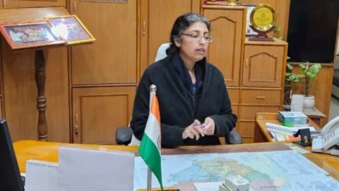 जिला कलक्टर ने राजस्व अधिकारियों की बैठक में लंबित मामलों को जल्द निपटाने के दिए निर्देश