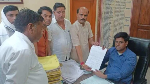 सैन समाज ने दिया नगर पालिका ईओ को ज्ञापन