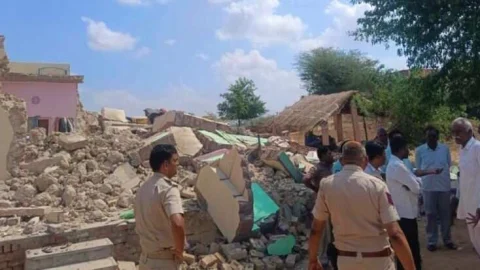 भरभरा कर गिरा दो मंजिला मकान, मलबे में दबने से युवक हुई मौत