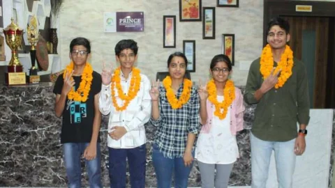 डिफेंस पब्लिक स्कूल की कक्षा 10 वीं में सुकन्या शर्मा 97.17 प्रतिशत के साथ 32 बच्चों ने 90 प्रतिशत से अधिक अंक प्राप्त किये