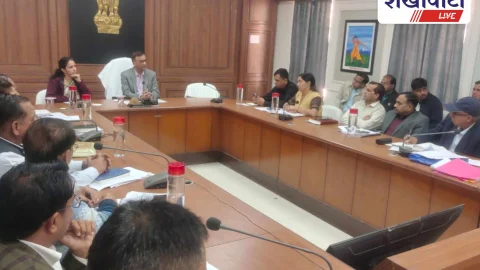 कलेक्टर की समीक्षा बैठक में योजनाओं की प्रगति तेज करने के निर्देश