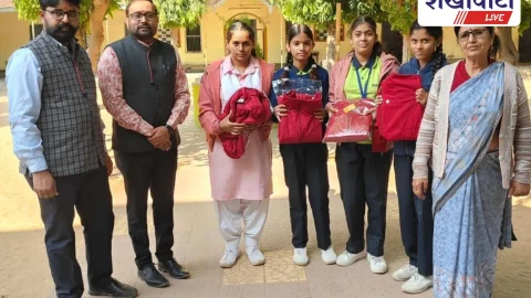 ज्योति माहेश्वरी फाउंडेशन ने जरूरतमंद छात्राओं को बांटे स्वेटर