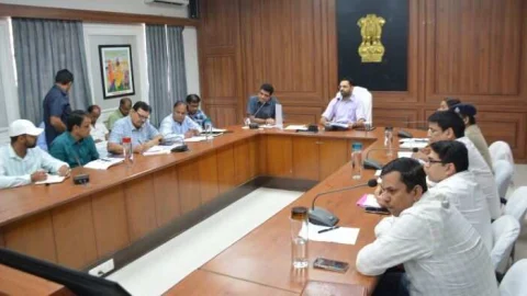 जिला सड़क सुरक्षा समिति की बैठक में कलेक्टर ने नोटिस जारी कर अनुशासनात्मक कार्यवाही अमल में लाने के दिए निर्देश