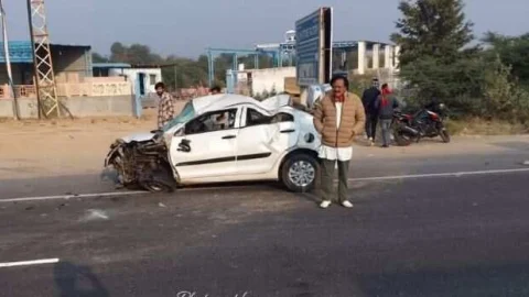 ट्रक के पीछे से टकराई कार, तीन लोग घायल