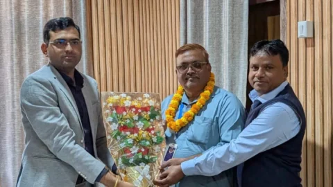 चूरू ईआरओ सुनील कुमार ने बीएलओ अलीशेर खान को सम्मानित किया