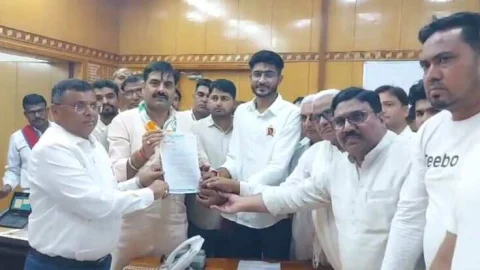 कांग्रेस ने भाजपा सरकार के दस माह के कुशासन के विरोध में राष्ट्रपति के नाम सौंपा ज्ञापन