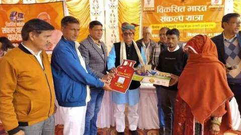 जिला संयोजक ढूकिया पहुँचे लुट्टू कैम्प में