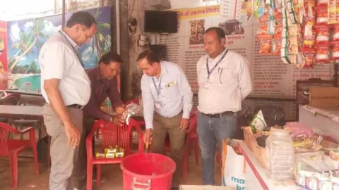 जीणमाता मेले में मिठाई की दुकानों से लिए सैंपल