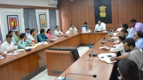 साप्ताहिक समीक्षा बैठक में जिला स्तरीय अधिकारियों को दिये निर्देश