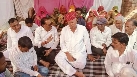 बन्द पड़े ड्रेनेज का कार्य पुनः शुरू करने के लिए धरना शुरू