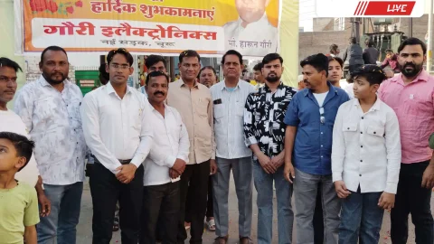 रामनवमी पर आयोजित रैली का मुस्लिम बंधुओं ने पुष्प वर्षा कर किया स्वागत