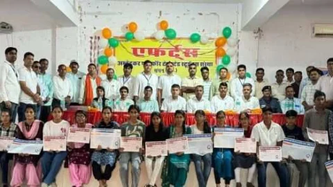 एफर्ट्स संस्था के स्थापना दिवस पर 44 बच्चों को दी छात्रवृति