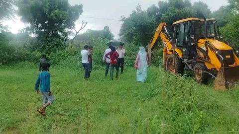 आठ माह से बंद प्रचलित रास्ते से अतिक्रमण हटाया