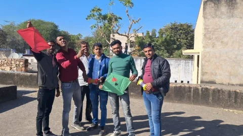 दांता में युवाओं व बच्चों ने पतंगबाजी का लुत्फ उठाया