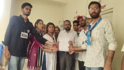 एनएसयूआई ने नगर परिषद आयुक्त को सौंपा ज्ञापन