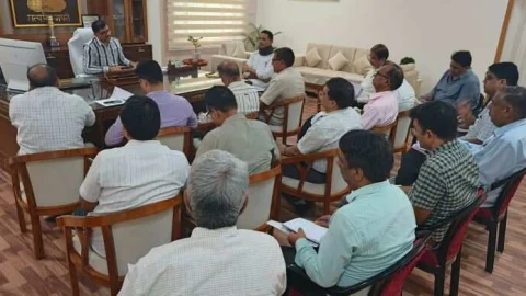 आमजन की परेशानियों से जुड़ी खबरो पर तत्काल संज्ञान लेकर सकारात्मक कार्यवाही करें – जिला कलक्टर