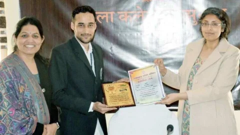 GNM राजस्थान टाॅपर को जिला कलेक्टर द्वारा बधाई