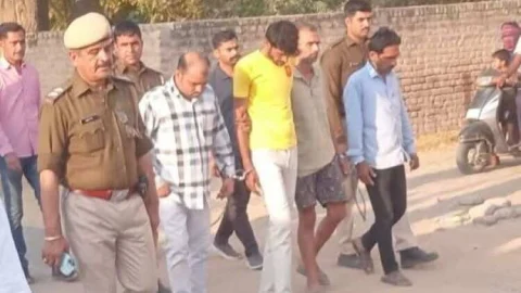 चोरी के आरोपियों की परेड, मंदिर से चुराए थे चांदी के छत्र