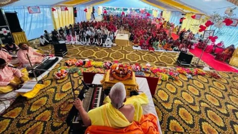 श्रीपंचमुखी बालाजी धाम में चल रही रामकथा के तीसरे दिन राम जन्मोत्सव पर झूमे श्रद्धालु