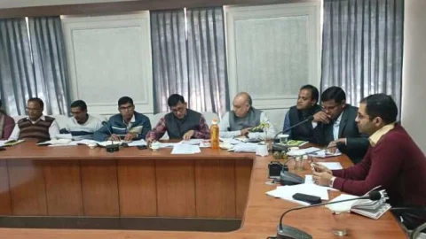 लापरवाही बरतने वाले विकास अधिकारी, ग्राम विकास अधिकारी को करें नोटिस जारी – जिला कलेक्टर