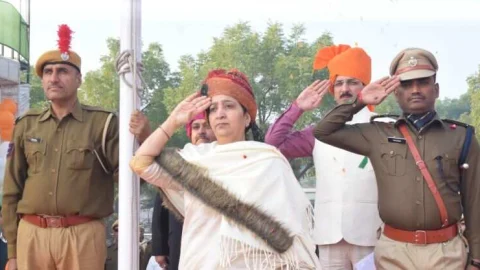 जिला कलक्टर पुष्पा सत्यानी ने गणतंत्र दिवस मुख्य समारोह में किया ध्वजारोहण