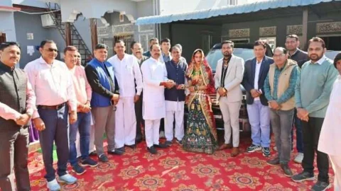 दहेज में दी हुई ब्रेजा गाड़ी वापस लौटाकर शिल्ला परिवार ने बहू को क्रेटा गाड़ी भेंट की