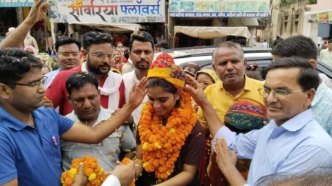 चाइना के मकाऊ से अंतरराष्ट्रीय स्तर पर कांस्य पदक जीतकर घर लोटी बेटी का हुआ भव्य स्वागत