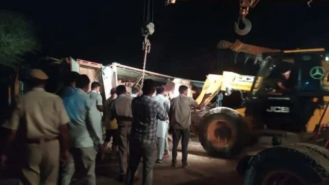 सड़क हादसे के शिकार हुए तीन बाइक सवार युवक