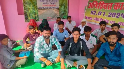 दीपावली की खुशी के साथ भी नहर की मांग बरकरार रखी, नहीं हटे किसान