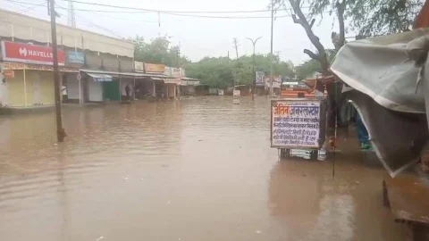 सीजन की मूसलाधार बारिश से शहर हुआ पानी-पानी