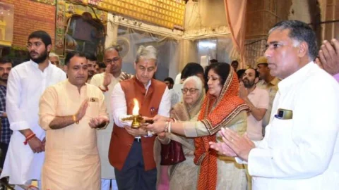 मुख्य सचिव सुधांश पंत सालासर आये, बालाजी मंदिर में दर्शन कर प्रदेश की खुशहाली के लिए कामना की