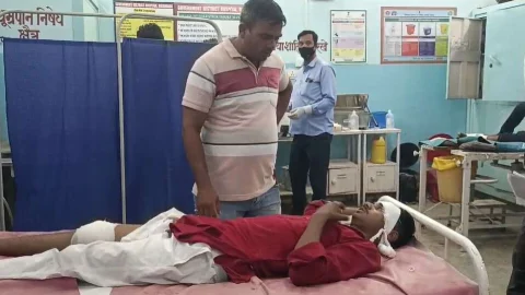 यात्रियों से भरा टैम्पो पलट जाने से मची अफरा-तफरी, तीन जनों की हालत गंभीर