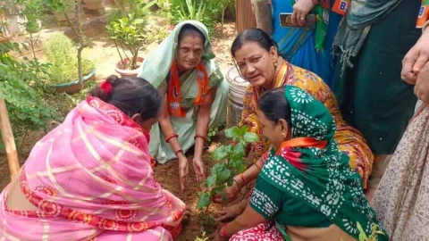 मन की बात कार्यक्रम में बूथ अध्यक्षों का सम्मान एवं एक पेड़ मां के नाम लगाया
