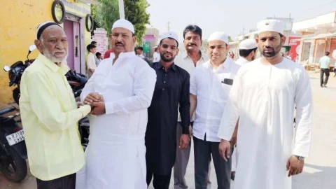 ईद के त्यौंहार पर शहर के काजी गुलाम रसूल को घोड़ी पर बैठकर निकाला जुलूस