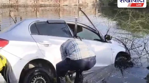 Churu News: हाईवे पर कार गिरी गंदे पानी में, चालक सुरक्षित