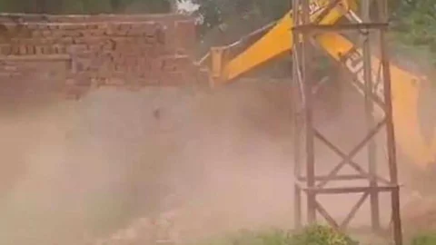 अतिक्रमण पर चला नगर परिषद का पीला पंजा