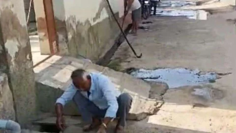 इस्लामपुर में ग्रामीणों ने नाली साफ करके मनाई धूलंडी