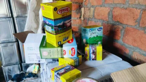 नकली घी बनाने की फैक्टी पकड़ी, वनस्पति तेल में एसेंस मिलाकर बनाया जाता था देशी घी