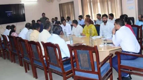 ऑफिस स्टाफ को नियोजित कर शहरों के सौन्दर्यकरण पर फोकस करें नगरनिकाय अधिकारी – जिला कलक्टर