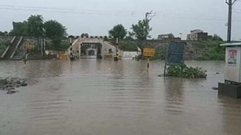 फतेहपुर में रिकॉर्ड तोड़ बारिश, कई इलाके जल मग्न