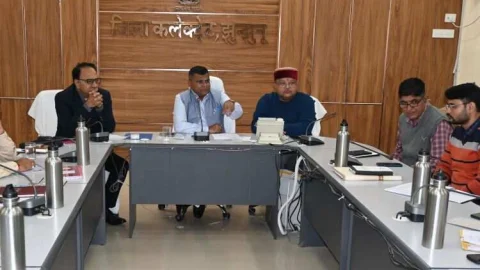 प्रदूषण पर जिला प्रशासन की गंभीरता का दिखा असर, झुंझुनू जिला कलक्टर रामावतार मीणा ने ली बैठक