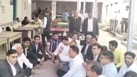 हनुमान चालीसा का पाठ कर वकीलों ने जताया विरोध