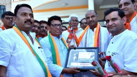 ढूकिया के आवास पर सी.पी. जोशी प्रदेशाध्यक्ष का भव्य स्वागत